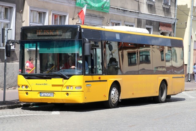 Na zdjęciu autobus komunikacji miejskiej na starym przystanku przy bibliotece na Rynku. Obecnie przystanek główny mieści się przy urzędzie pocztowym