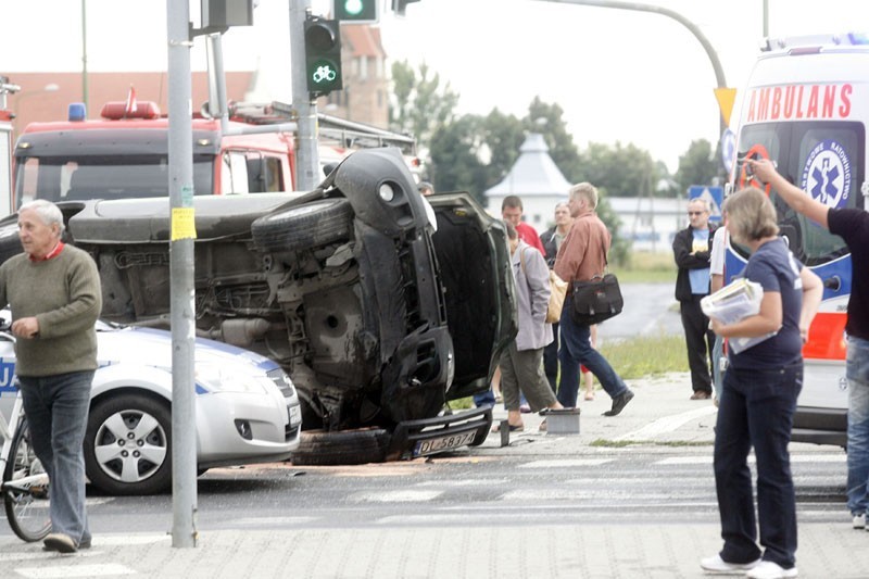 Wypadek na rondzie w Legnicy (ZDJĘCIA)