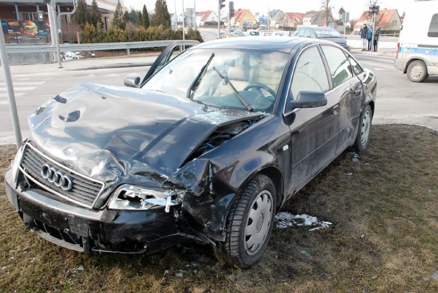 Policjanci wyjaśniają okoliczności wypadków w Czarlinie i Tczewie [ZDJĘCIA]