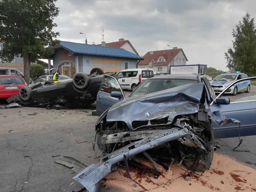 Wypadek w Oborach. Wyprzedzała i zderzyła się z drugi samochodem, ranne trzy osoby [ZDJĘCIA]