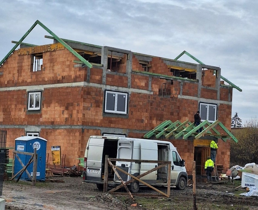 Na budowie domu dla kobiet w Malborku trwa układanie dachu....