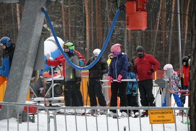 Miłośnicy białego szaleństwa ruszyli na Stadion w Kielcach. W sobotę, 13 lutego, stok narciarski  tętnił życiem. Było wielu amatorów jazdy na nartach i sankach, tym bardziej że dobra pogoda zachęcała do tego rodzaju aktywności sportowej.

Otwarte od piątku, 12 lutego stoki narciarskie dały zielone światło do uprawiania narciarstwa w Kielcach. Jeden z popularnych stoków – na Stadionie - od rana przyciągał spragnionych tego typu sportu. Jeździli duzi i mali, szczęśliwi że sytuacja i aura im sprzyjają.  

Na kolejnych slajdach zobaczycie, zimowe szaleństwo na kieleckim stadionie>>>