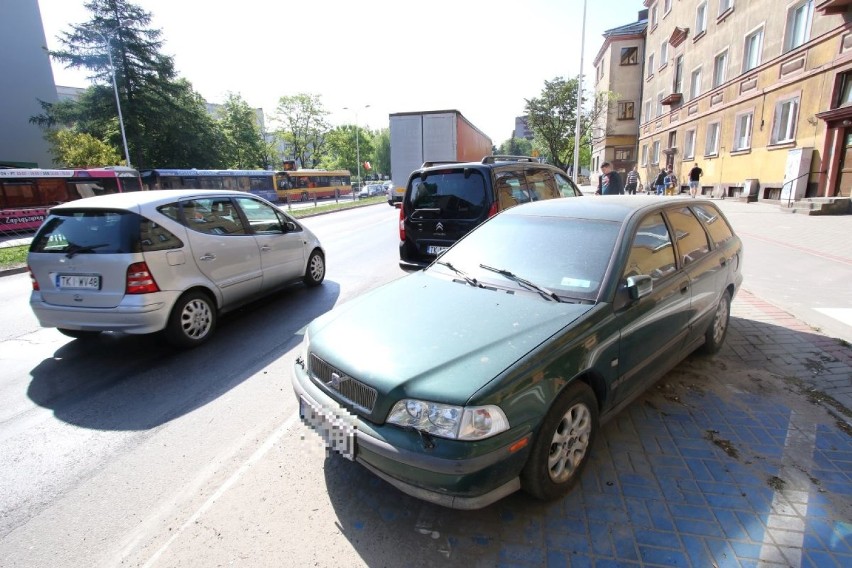 Od kilku miesięcy zielone volvo stoi w zatoczce przy ulicy...