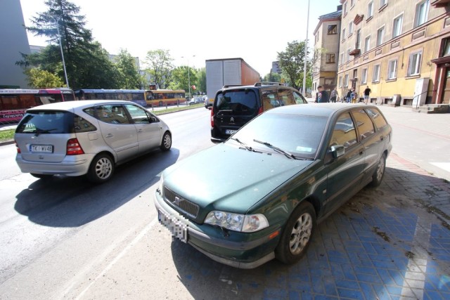 Od kilku miesięcy zielone volvo stoi w zatoczce przy ulicy Źródłowej w Kielcach i blokuje miejsce dla niepełnosprawnych. Mimo, że strażnicy miejscy w ubiegłym miesiącu dostali zgłoszenie w tej sprawie, to do tej pory auta nie odholowali. 



Okazuje się, że za szybą samochodu jest karta osoby niepełnosprawnej więc volvo może stać tu nawet… 20 lat.

Zastępca komendanta kieleckiej straży miejskiej Wojciech Bafia wyjaśnia, że strażnicy interweniowali w tej sprawie w kwietniu tego roku. 

>>>CO NA TO STRAŻ MIEJSKA? ZOBACZ NA KOLEJNYM SLAJDZIE>>> 

ZOBACZ TAKŻE:
Tych aut lepiej nie kupujcie. Albo już szukajcie mechanika