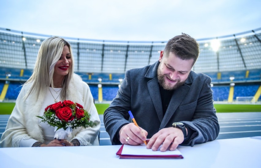Pierwszy ślub w historii Stadionu Śląskiego! Paweł Fajdek i Sandra Cichocka powiedzieli sobie „tak" na głównej arenie