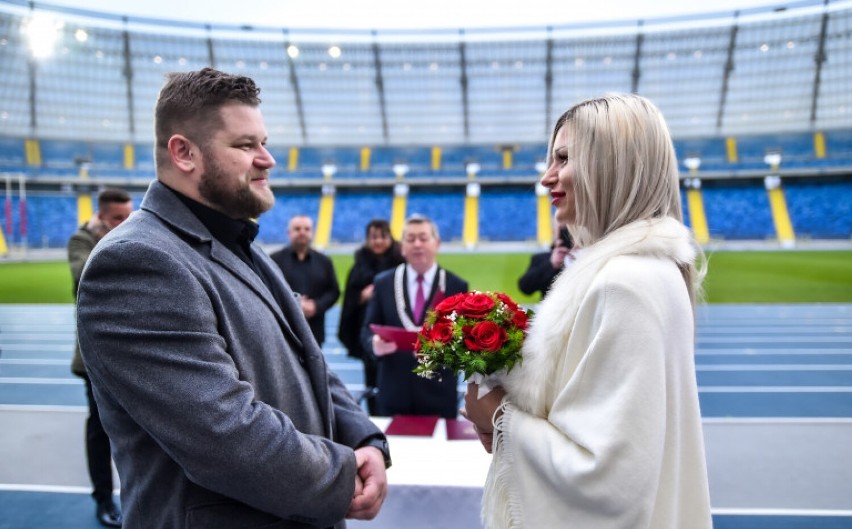 Pierwszy ślub w historii Stadionu Śląskiego! Paweł Fajdek i Sandra Cichocka powiedzieli sobie „tak" na głównej arenie