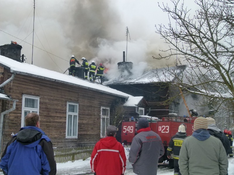 Po pożarze domu w Konewce pięć rodzin nie ma gdzie mieszkać