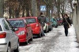 Miasteczko akademickie w Lublinie: Kierowcy bezkarnie stają na chodniku (ZDJĘCIA)