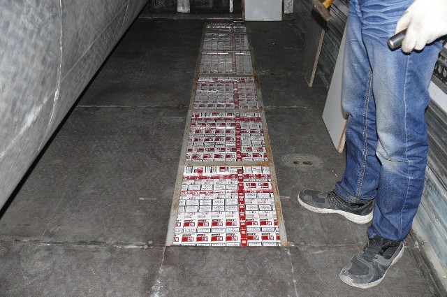 Celnicy z Dorohuska znaleźli ponad 20 tys. paczek papierosów. Kontrabanda ukryta była w przekonstruowanej ciężarówce wiozącej puste butelki z Ukrainy do Niemiec.