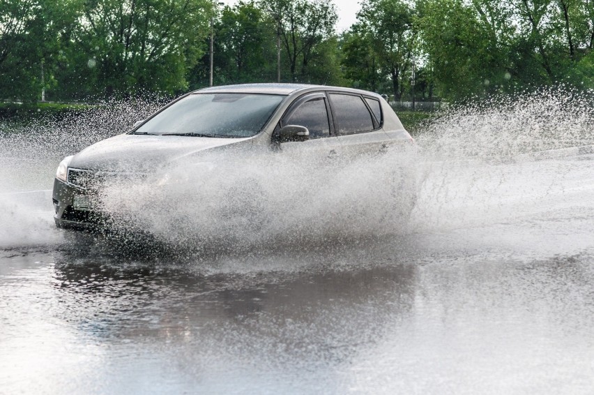 Podczas silnych opadów deszczu, kierowcy powinni zachować...