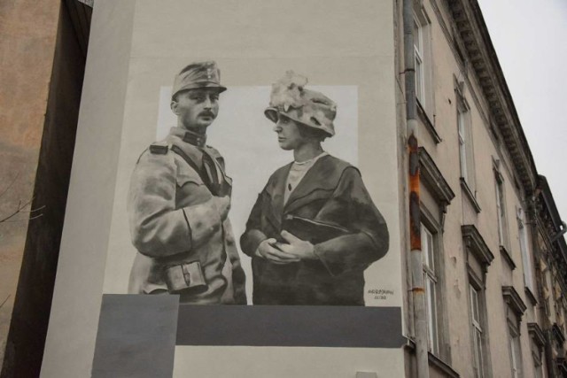 Mural żołnierza i mieszkanki Przemyśla na ul. Smolki.