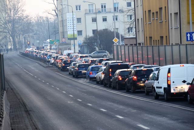 Poranny korek na ul. Niemodlińskiej na dojeździe do skrzyżowania z ul. Wrocławską