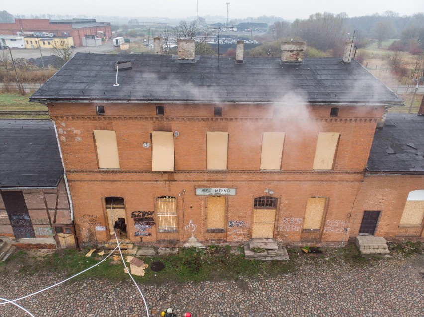 W Mełnie płonął opuszczony budynek dworca PKP