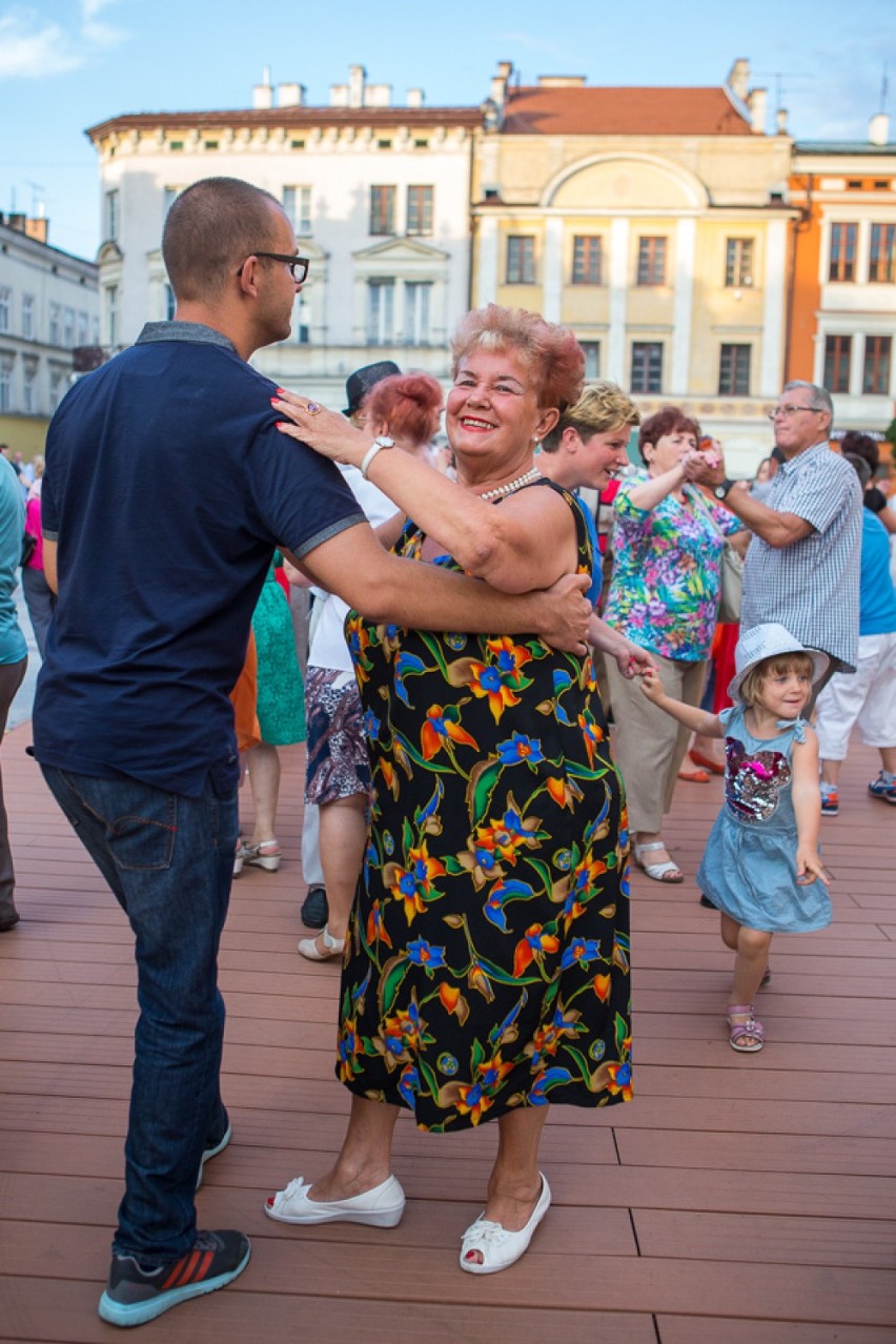 Letnia potańcówka w Tarnowie [ZDJĘCIA]