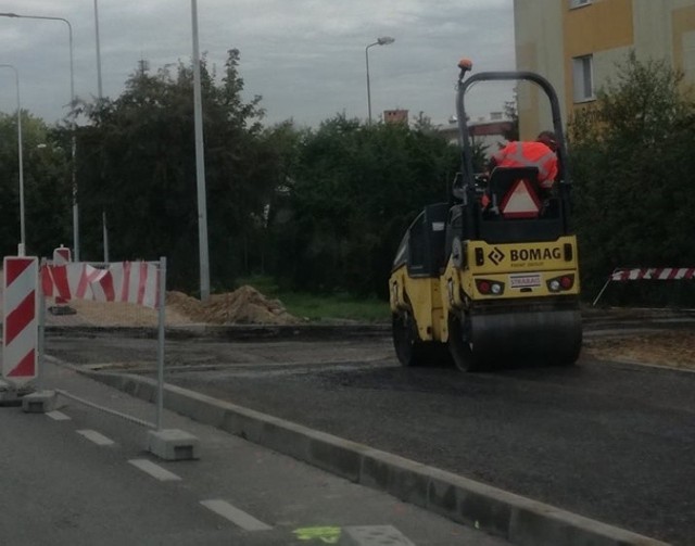 Zaczynają się pojawiać pierwsze fragmenty wyasfaltowanej ścieżki.