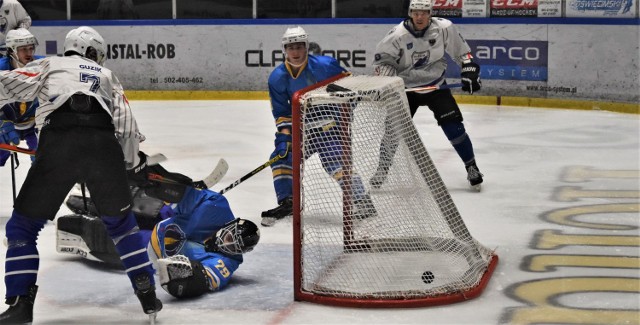 1 liga hokeja: UKH Unia Oświęcim - Opole HK 4:6. Na zdjęciu: Arkadiusz Guzik (nr 7) zdobywa trzecią bramkę dla gospodarzy, a swoją drugą w tym meczu.