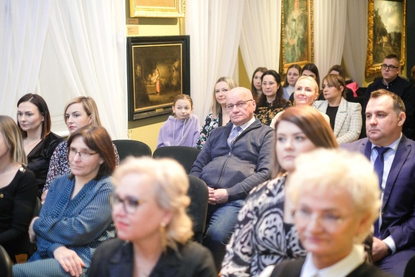 Gratulacje laureatom złożyli wiceminister edukacji Dariusz...