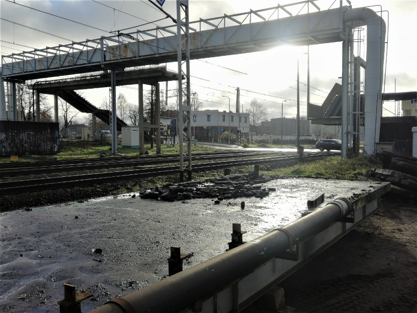 Kładka rozczłonkowana. Rozbiórka nad torowiskiem w Goleniowie jeszcze potrwa