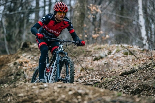 W sobotę (6 kwietnia) w miejscowości Rydzyna odbył się I etap cyklu wyścigów kolarskich Grand Prix Kaczmarek Electric MTB, w którym udział wziął sierż. szt. Tomasz Kołogryw, policjant służby prewencji z Komisariatu Policji w Szprotawie (KPP Żagań). Poza żagańskim policjantem w wyścigu wystartowało ponad 800 osób z całej Polski. Tomasz Kołogryw na dystansie liczącym 21 km pokonał przeszło 220 osób i jako pierwszy przekroczył linię mety z czasem 00:44:50. Trasa wyścigu obejmowała głównie dukty leśne.
Policjant Tomasz podkreśla, że dobry start w tym sezonie zawdzięcza regularnym treningom, do których poza sezonem kolarskim używa m.in. trenażera, wykonuje ćwiczenia na siłowni oraz w terenie. Nie zapomina też przy tym o właściwym odżywianiu, które w połączeniu z aktywnością fizyczną dają zamierzone efekty.

Czytaj również: Zielonogórzanin Kacper Frątczak po raz kolejny został mistrzem Polski [ZDJĘCIA]



- Tomasz Kołogryw pasjonuje się kolarstwem od 5 lat, od tylu również reprezentuje regularnie w wyścigach ogólnopolskich lubuską policję. W tym roku Tomek zaplanowany ma już udział w konkretnych zawodach, gdzie do pokonania będą m.in. odcinki do 80 kilometrów, a na starcie spotkać się może nawet z 2 tysiącami zawodników. Nie zdradza jednak na razie szczegółów, a na kolejne sportowe wyniki musimy cierpliwie poczekać - informuje st. sierż. Aleksandra Jaszczuk, rzecznik żagańskiej policji. 

WIDEO: Małe Mądrale odcinek 7 "SPORT"
