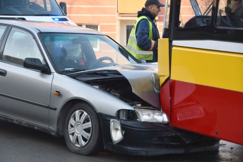 Wypadek w Kielcach. Kierowca zasłabł, jego auto wjechało w miejski autobus