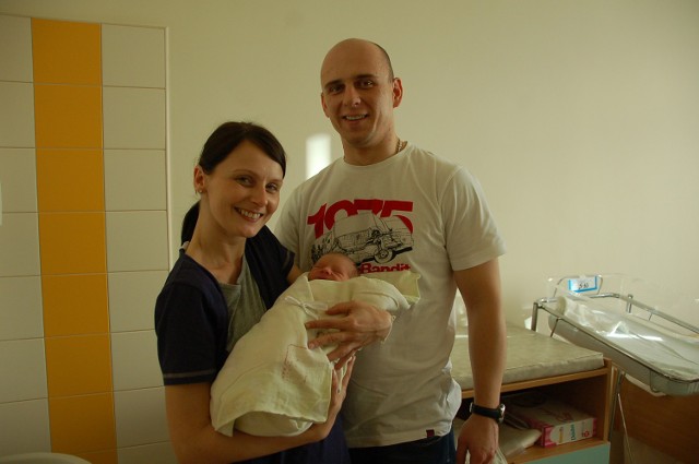 Anna i Krystian Michałkowie z małym Aleksandrem, który urodził się w niedzielę w "Szczekliku