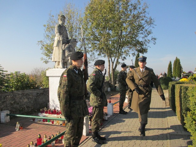 Wartę honorową przy grobie nieznanego żołnierza pełnili uczniowie klasy mundurowej Liceum Ogólnokształcącego imienia Stefana Wyszyńskiego w Staszowie ze Związku Strzeleckiego „Strzelec”.