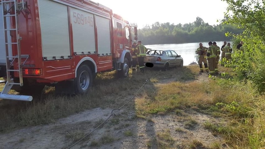 Samochód wpadł do zbiornika wodnego we wsi Roszków. Zginęła...