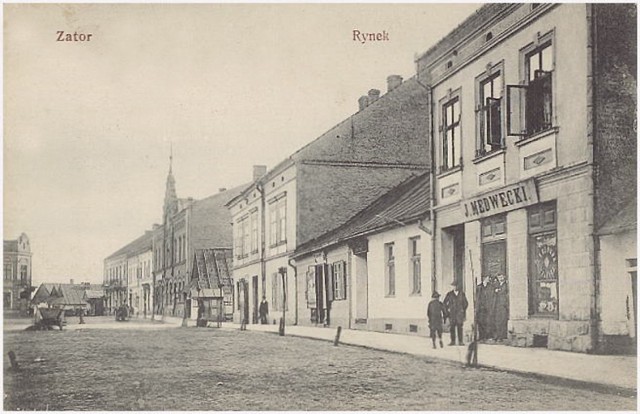 Ulica na Rynku w Zatorze na zdjęciu sprzed ponad 100 lat