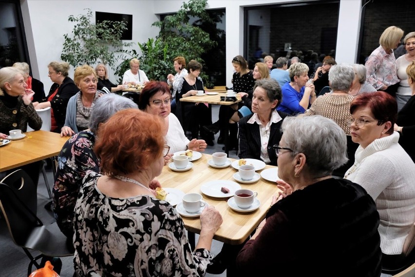 Pełen humoru i wzruszeń Dzień Kobiet oraz Dzień Mężczyzn w Pniewach