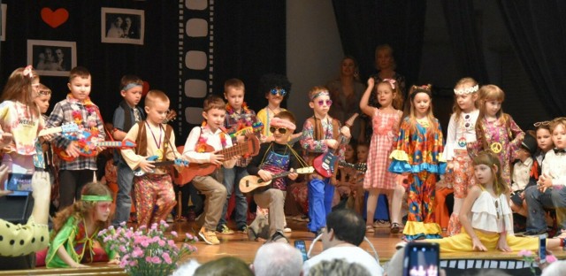 Piękne widowisko przygotowały dla babć i dziadków dzieci z Przedszkola Samorządowego w Grojcu