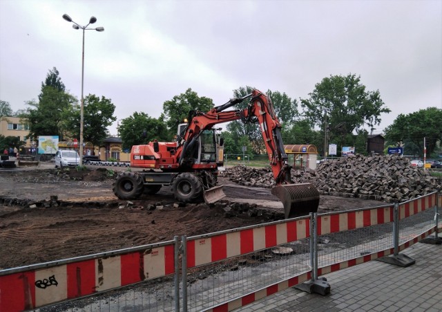 Na początku maja ruszyły prace, w trakcie których zmieni się całkowicie wygląd placu przed dworcem PKP. Roboty potrwają do przełomu września i października br. Zakres prac obejmuje wymianę podziemnych sieci, pokrycie placu nową nawierzchnią, postawienie tam nowych wiat autobusowych z elektroniczną tablicą informacyjną. Pojawi się też nowe oświetlenie oraz nasadzenia. Przebudowa placu przed dworcem to pierwszy etap prac. W kolejnym przy ul. Magazynowej powstanie parking na 100 samochodów oraz tunel pod torami umożliwiający przejście z parkingu na dworcowe perony.