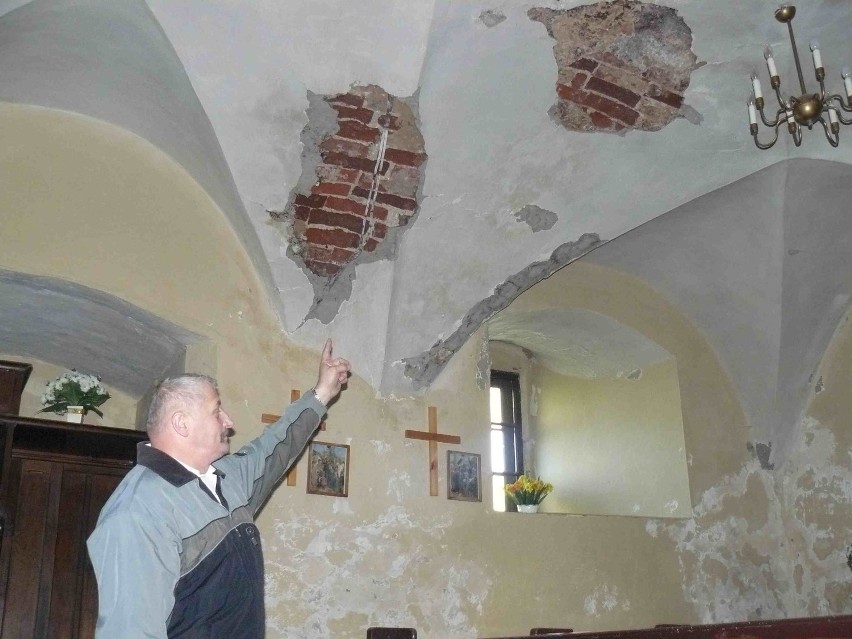 Dach nad kaplicą w warowni krzyżackiej w Grabinach-Zameczku...