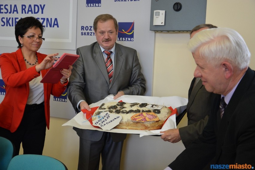 Wojciech Zimniak przyniósł na sesję chleb, by uczcić...