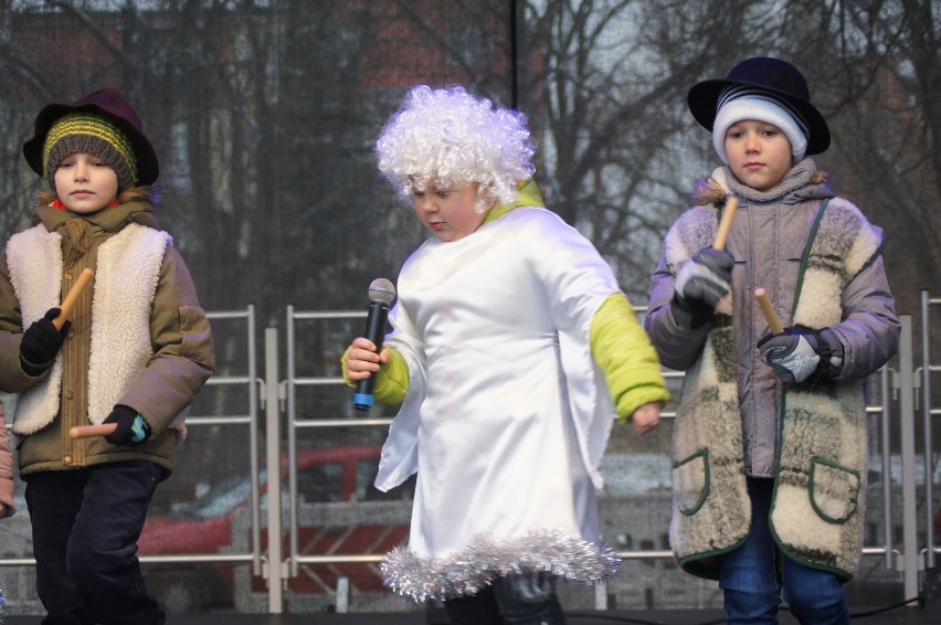 Występy dzieci na Jarmarku Bożonarodzeniowym w Wieluniu[FOTO, FILM]