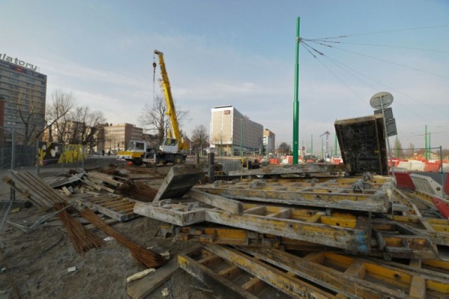 Przebudowa ronda Kaponiera i mostu Uniwersyteckiego trwa też w ...