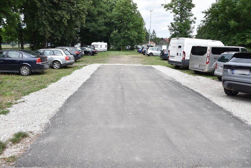 Malbork. Na Toruńskiej powstał "dziki" parking. Władze miasta o tym wiedzą, nie mają nic przeciwko, bo zapowiadają umowę dzierżawy