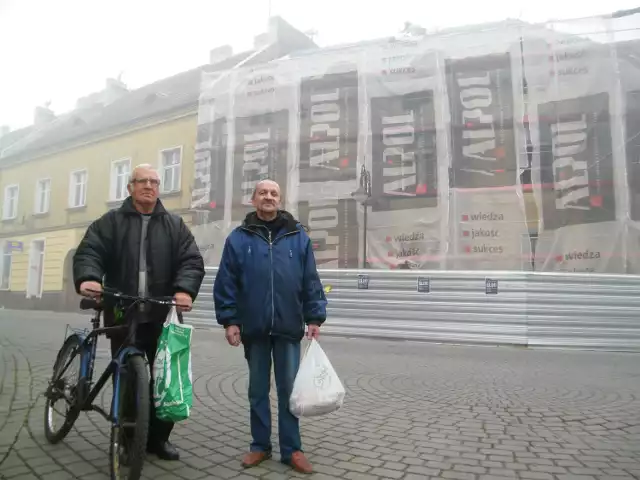 Paweł Grzybek i Marek Marian czekają na przyjazd repatriantów do Żor