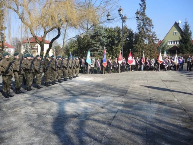 W poprzednich latach w uroczystościach na cmentarzu wojennym w Stargardzie uczestniczyły władze samorządowe, wojsko, były poczty sztandarowe szkół.