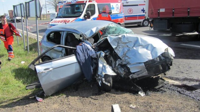 Około godziny 11 na obwodnicy Kościana samochód osobowy alfa romero zderzył się z TIR-em. Prawdopodobnie ciężarówka wykonywała manewr skrętu w kierunku Kościana. Trzy osoby jadące osobówką zostały ranne. W akcji ratowniczej brały udział dwa śmigłowce.

ZOBACZ WIĘCEJ: Groźny wypadek na obwodnicy Kościana