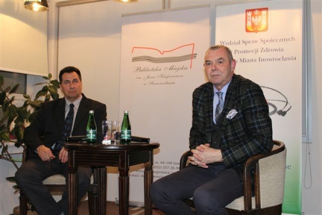 Hubert Juźków i Wojciech Rosiński podczas spotkania w bibliotece.