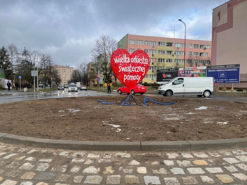 Rondo WOŚP z wielkim sercem na środku wyspy