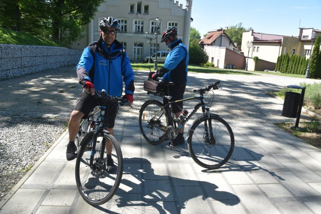 Strażnicy miejscy: st. insp. Lucjan Truchan i st. insp. Dariusz Paterak podczas patrolowej służby w Parku Strzeleckim w Tarnowie