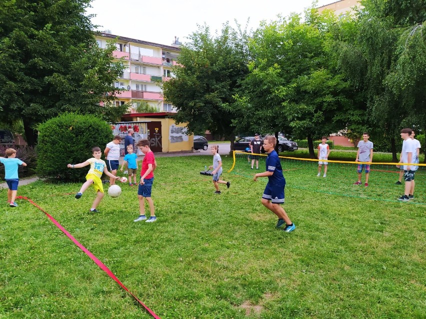 Wakacje z animatorem na os. Króla Augusta w Rzeszowie. Świetnie bawią się dzieci i dorośli [ZDJĘCIA]