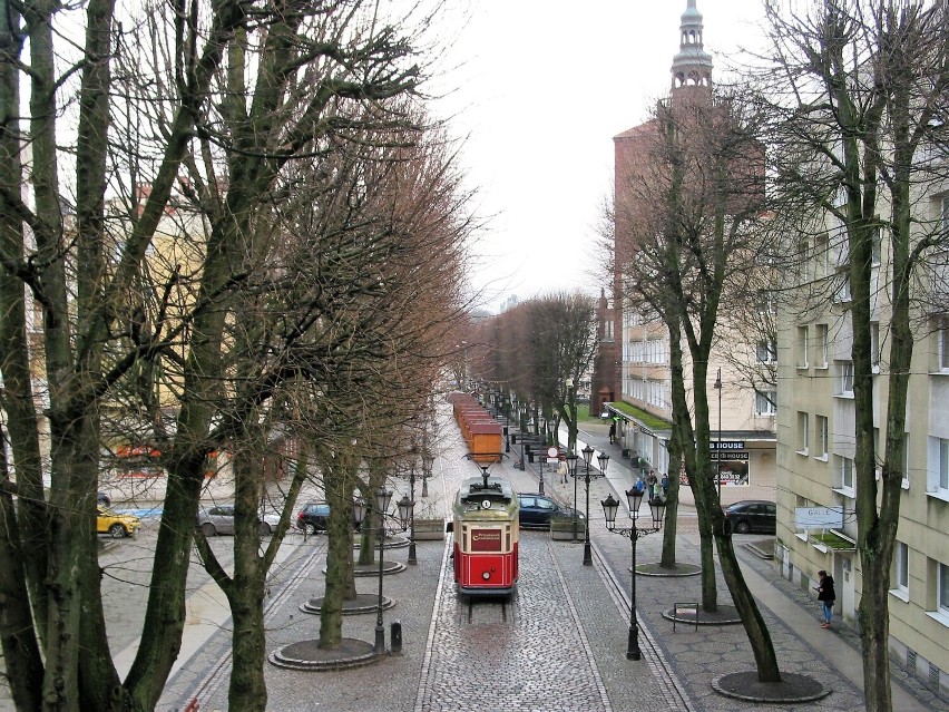 Ulica Nowobramska z pamiątkowym tramwajem widziana z okien...