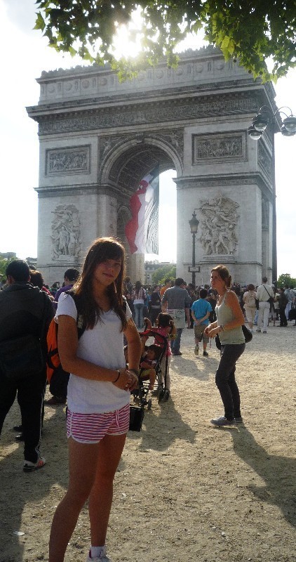 Uzdolniona gimnazjalistaka pojechała do Paryża