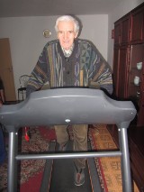92 - latek z Krzywosądowa  na bieżni. Kazimierz Skowroński ćwiczy dwa razy dziennie 
