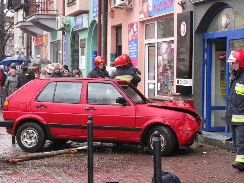 W Rynku w Dębicy volkswagen golf wjechał w sklep