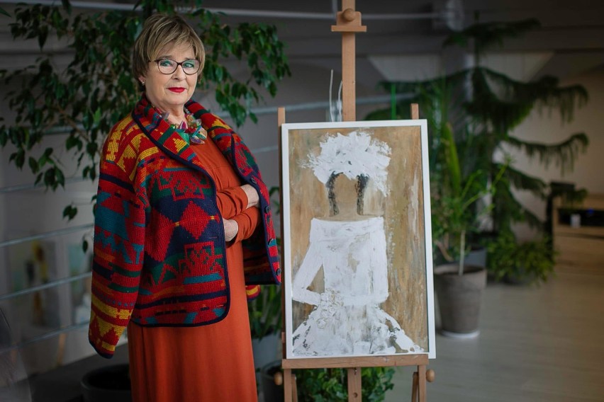 Na Dworcu Kulturalnym Wieluń-Dąbrowa otwarto wystawę „Kobieta jest jak kwiat”  ZDJĘCIA