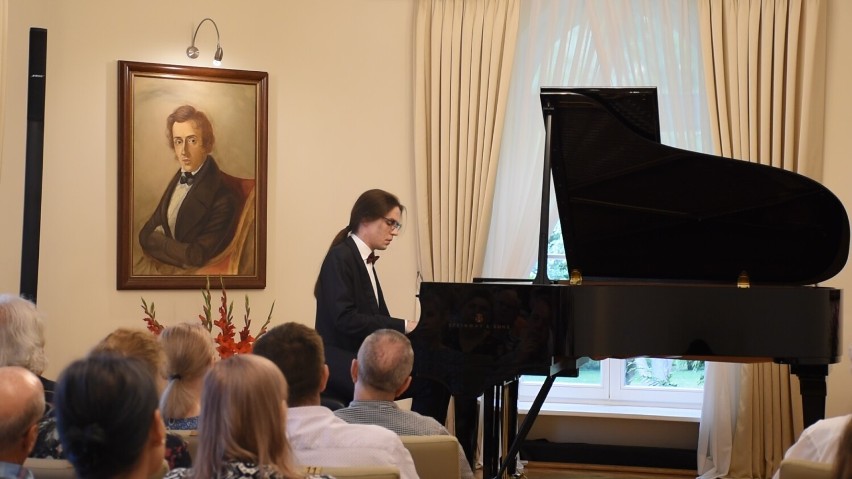 Finał "Wakacji z Chopinem" w Ośrodku Chopinowskim w Szafarni. Wystąpił Adam Kałduński. Zobacz wideo