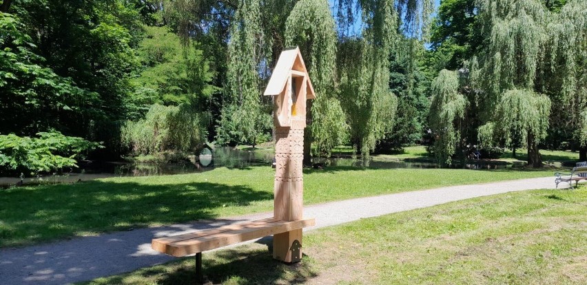 Beskidzka ławka w parku w Żywcu. Powstała nowa atrakcja turystyczna na mapie naszego miasta! ZDJĘCIA